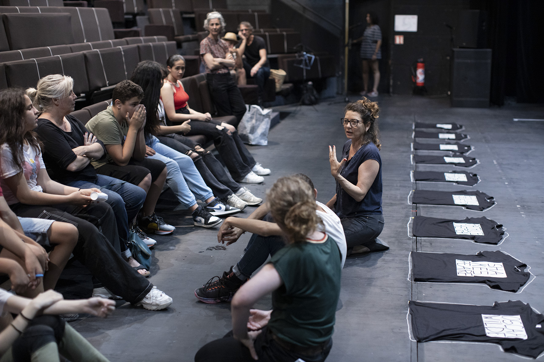Répétition et jeu du spectacle « Au théâtre ce soir » par Edith Amsellem avec un groupe d’élèves volontaires du Collège Elsa Triolet dans le cadre de la programmation « Les Planches Animées » le 2 juin 2020. Le ZEF, scène nationale de Marseille.
